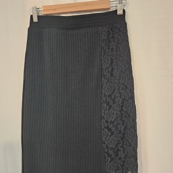 Plaid With Lace-Detail Midi Skirt.‎ - Picture 3 of 11